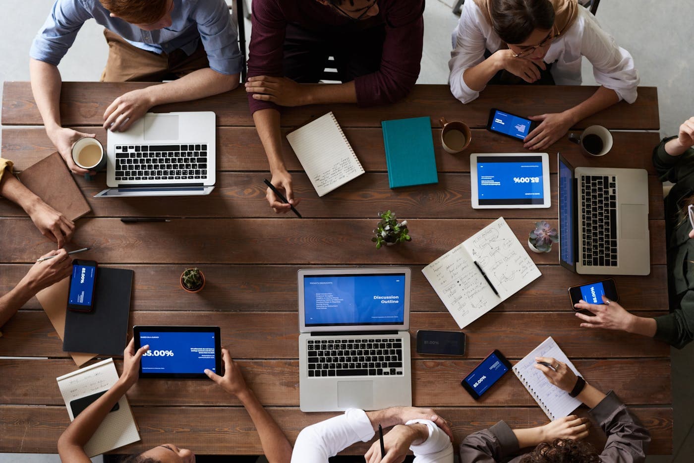 Illustration de personnes en contexte professionnel pour l'offre Formation et ateliers