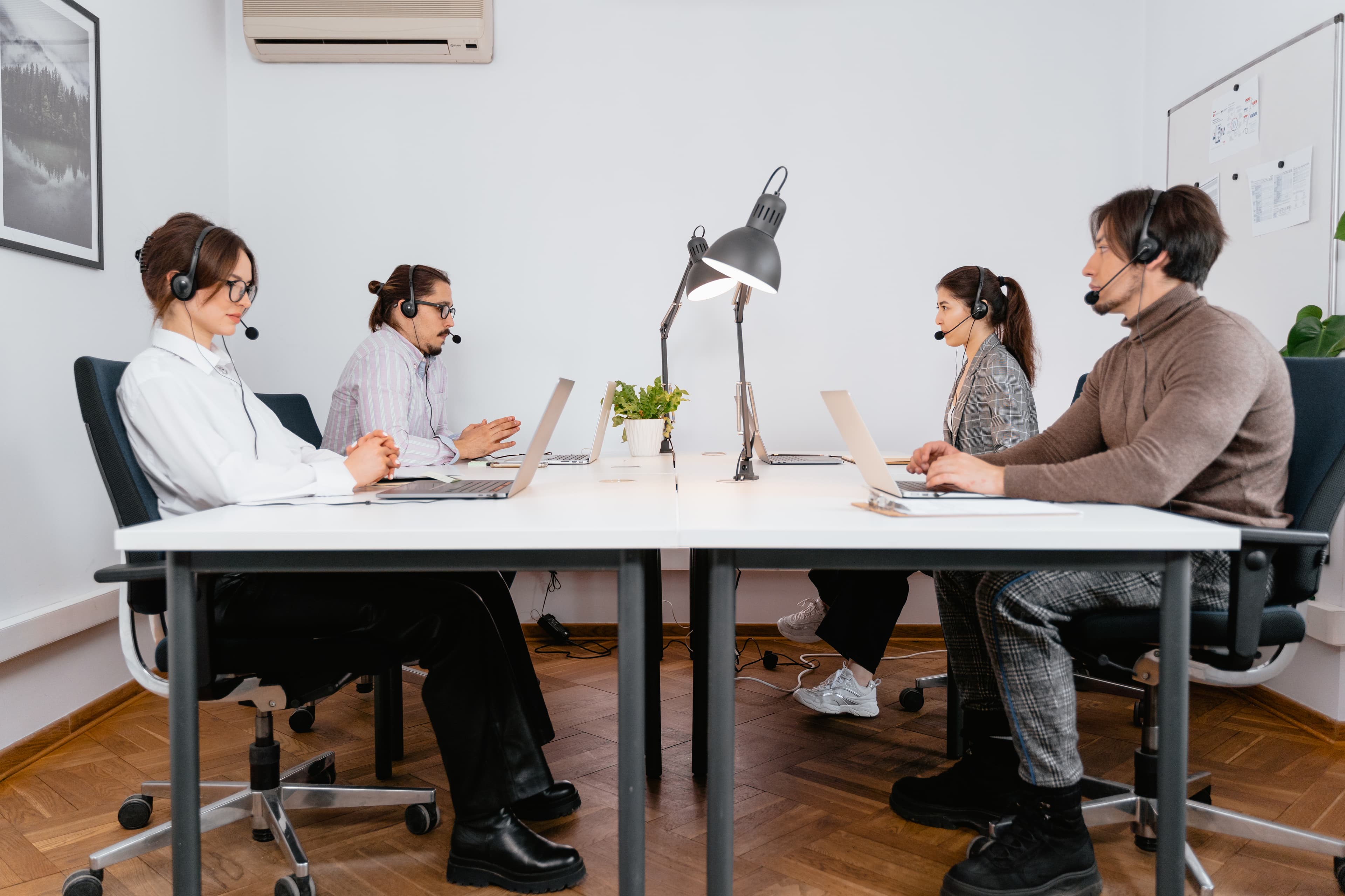 Illustration de personnes en contexte professionnel pour l'offre Support et Suivi
